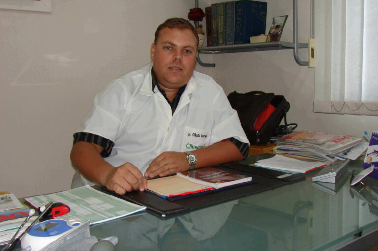 A importância de rins saudáveis Loureiro adverte que a doença renal crônica é uma ameaça para a saúde, é fácil de identificar e tem um tratamento eficaz. Em caso de dúvidas, o indicado é procurar um médico