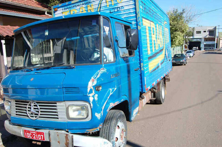 Caminhão na contramão colide em ônibus no Centro