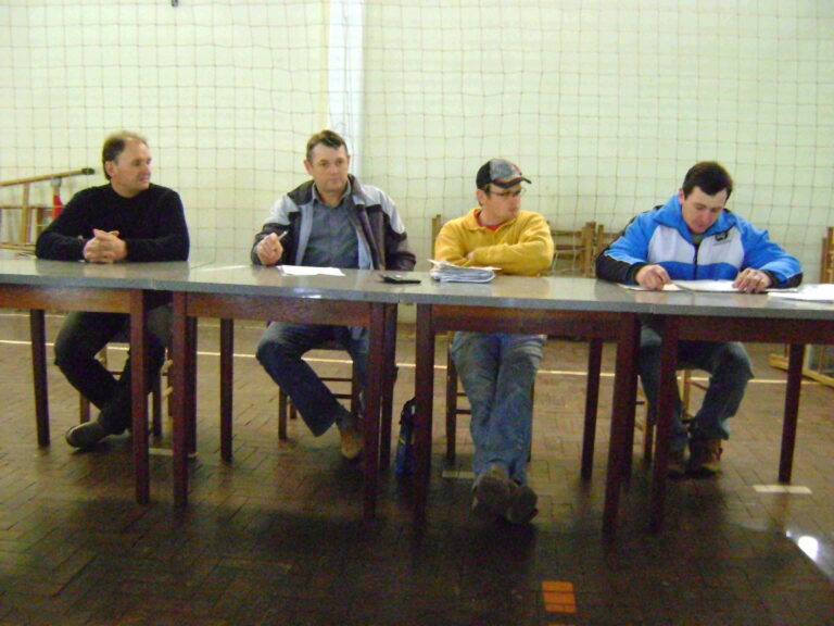 Sociedade de Água de Cairu reúne associados Delmar Fuchs (2ºE) conduziu a assembléia