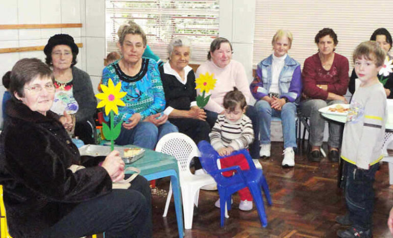 Avós são homenageados pelos netos nas Eceis