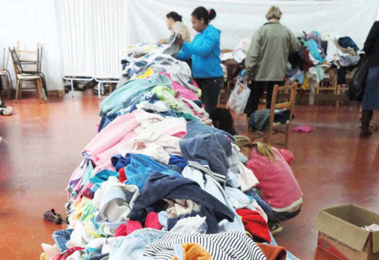 Famílias afetadas pelas enchentes recebem agasalhos