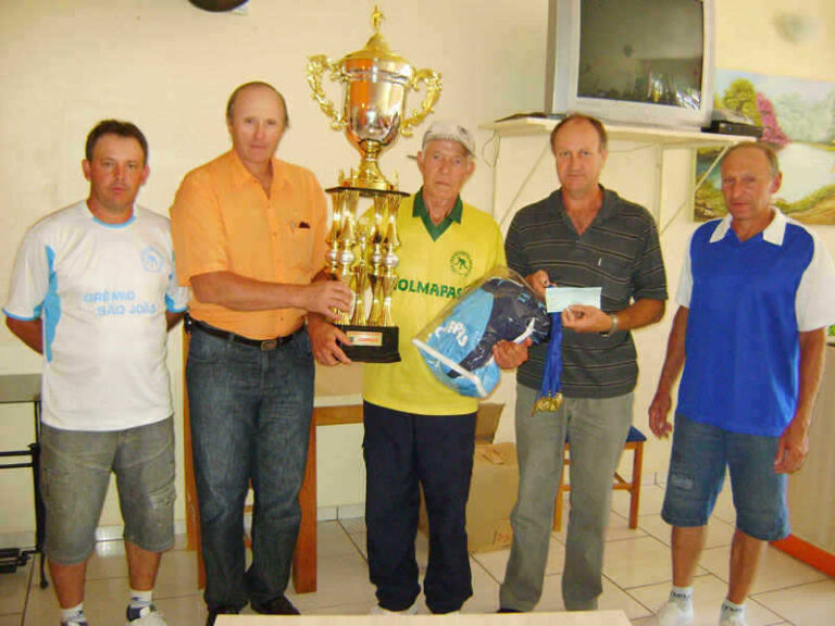 Golmapas recebe troféu de campeão