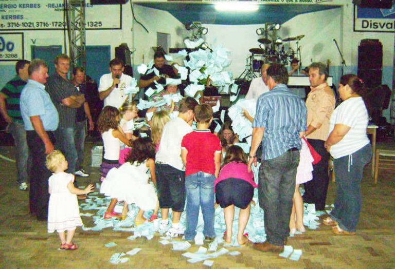 Acisat e Prefeitura sorteiam mais de R$ 12 mil