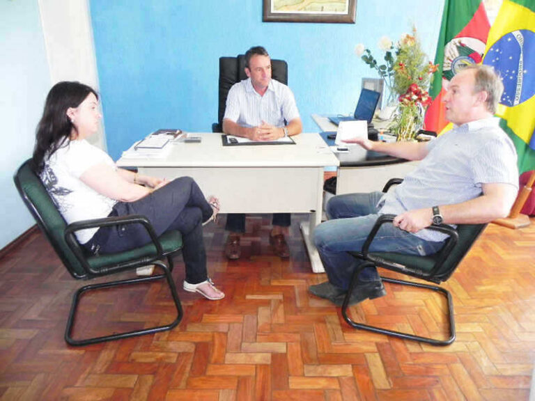 Prefeito Beneduzi garante instalação de atelier da empresa Júlia Calçados
