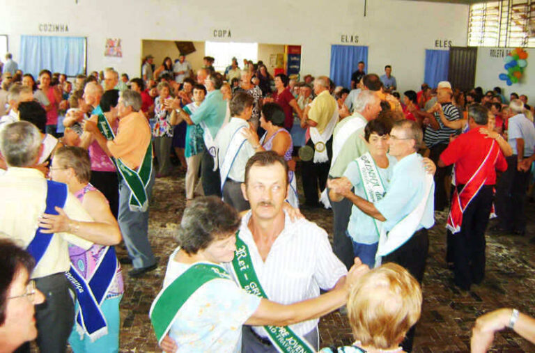 Baile de idosos em São Miguel