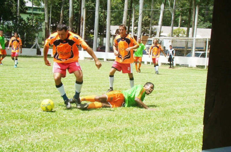 Quatro jogos movimentam o minifutebol do pesque-pague