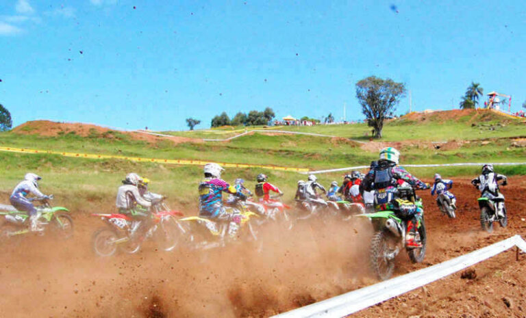Festejos iniciam com motocross no Parque de Eventos