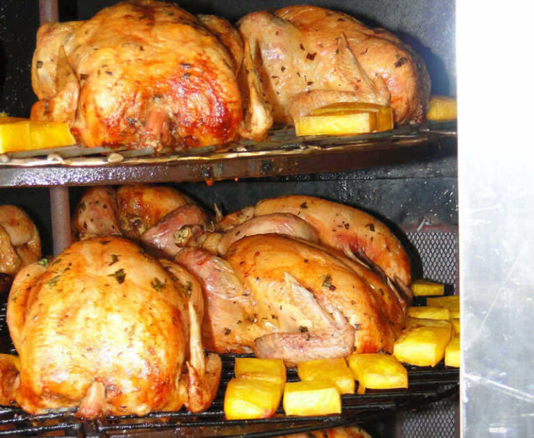 Frango assado seduz paladares e cai no gosto popular