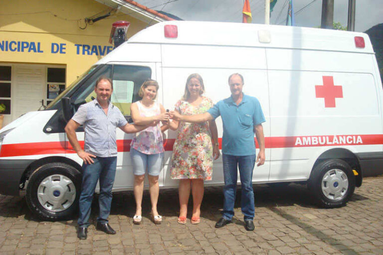 Ambulância e coletivo para a secretaria da Saúde