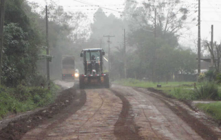 Administração intensifica recuperação de estradas