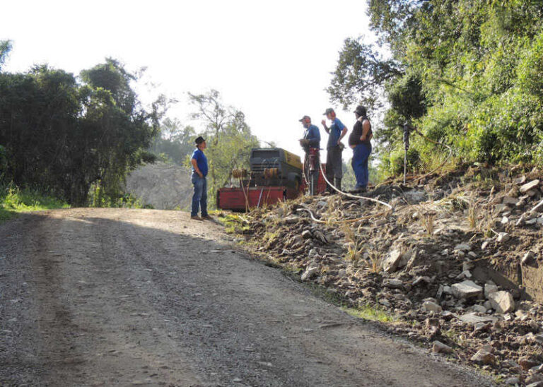 Município alarga estrada de Bicudo