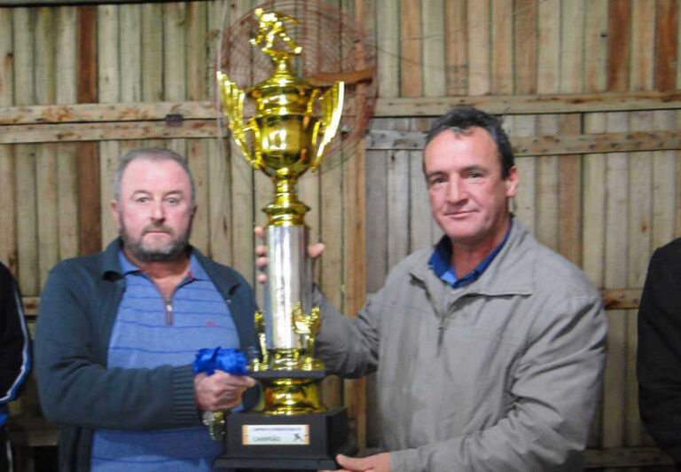 Beto’s Bar recebe troféu de campeão