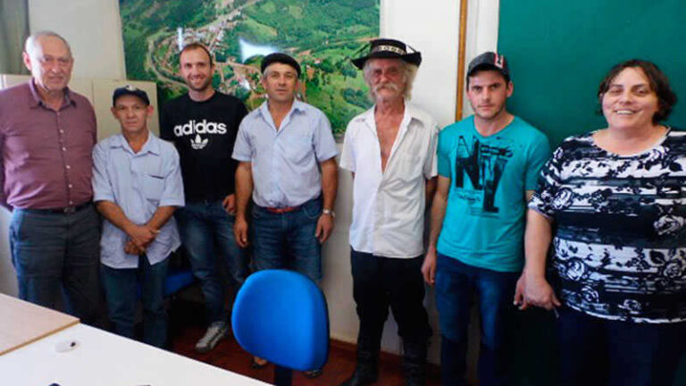 Famílias assinam contratos de habitação