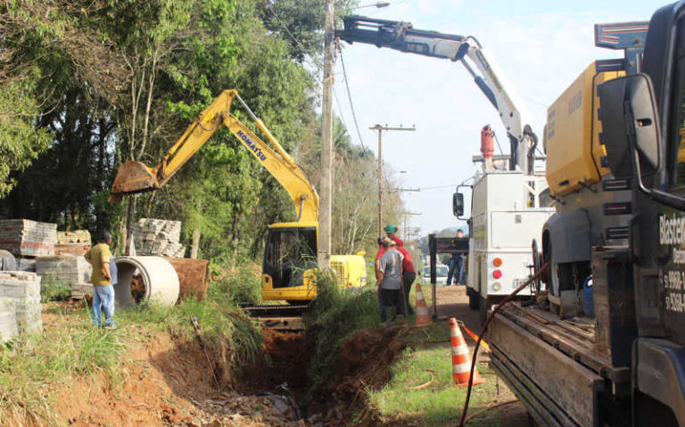 Município executa obra de drenagem na rua São Miguel