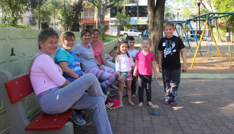 Município instala novos bancos na Praça Flores da Cunha