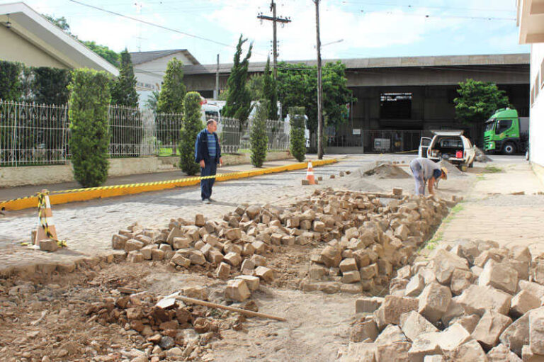 Departamento trabalha na manutenção de ruas calçadas