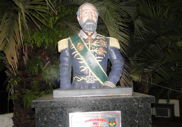 Prefeitura ostenta monumento do patrono