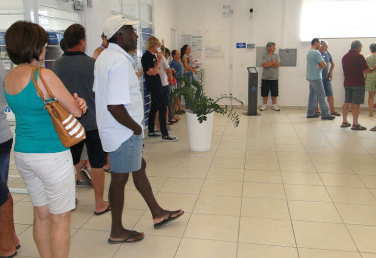 Fila no último dia para garantir o desconto máximo