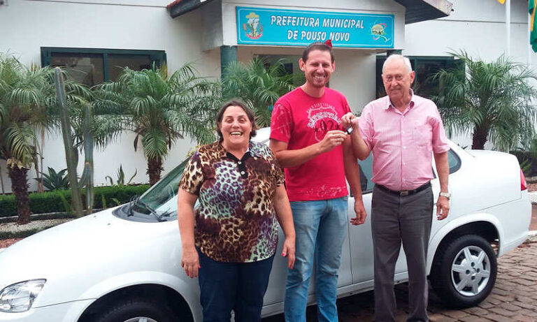 Secretaria da Saúde recebe veículo