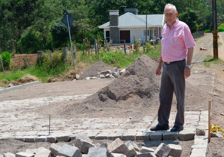 Prefeito vistoria duas obras