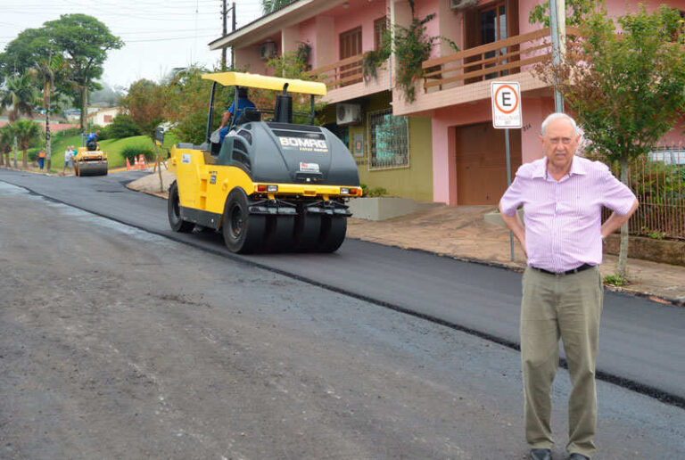 Obra de asfalto na Avenida Brasil