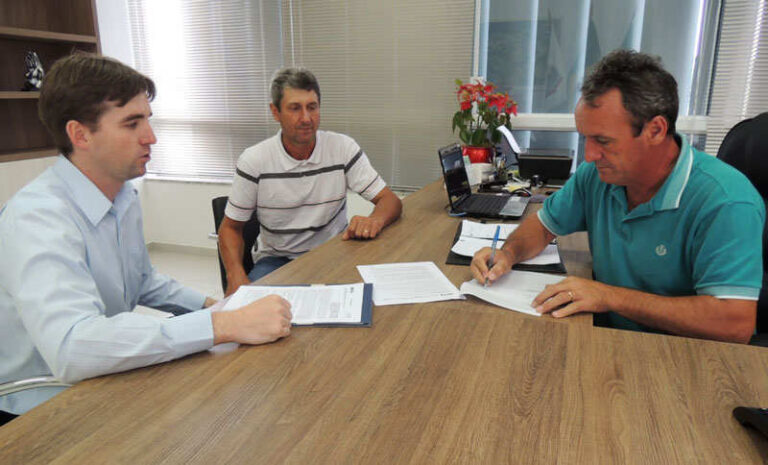 Prefeito de Capitão assina contratos