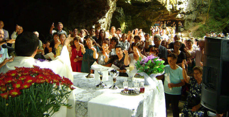 Pouso Novo realiza festa da gruta