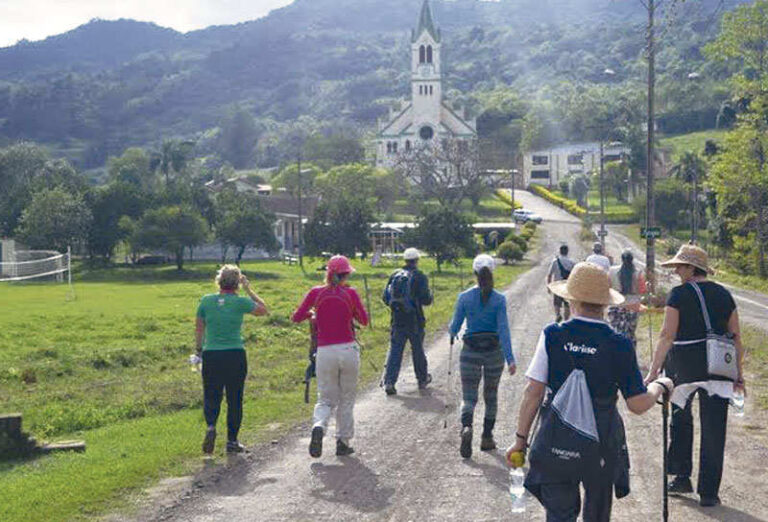 Caminhada contempla o nascer do sol