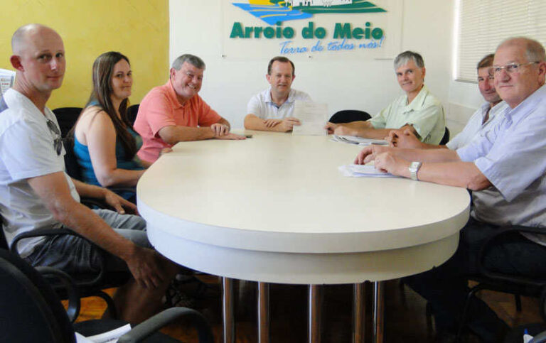 Emater entrega relatório de atividades para autoridades municipais