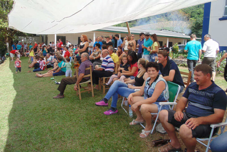 Festa reúne quatro famílias em Pouso Novo