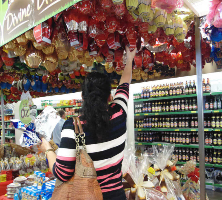 Consumidores deixam compras para última hora