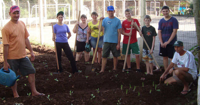 Pais participam de mutirões nas escolas municipais