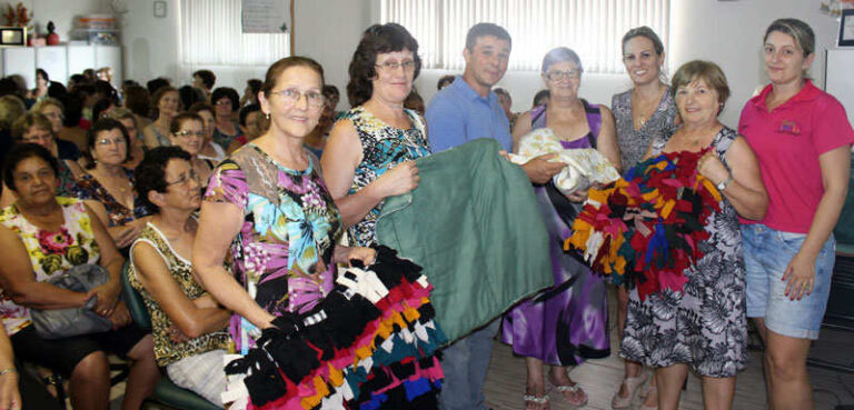 Usuárias do Cras confeccionam doações para Apaam através do reaproveitamento de material