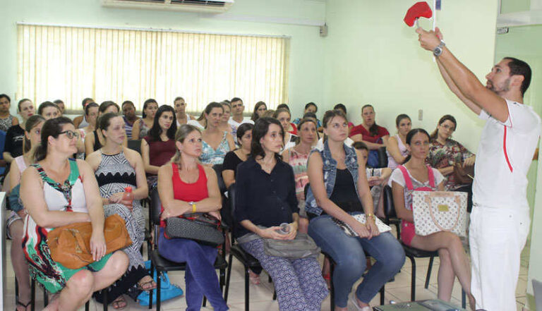 Futuras mamães recebem dicas de higiene bucal