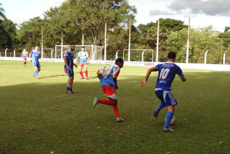 Rui Barbosa e Amigos iniciam decisão da Copa Sicredi