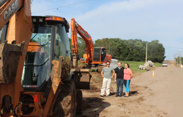 Execução da rede de drenagem marca início de pavimentação asfáltica em São Caetano