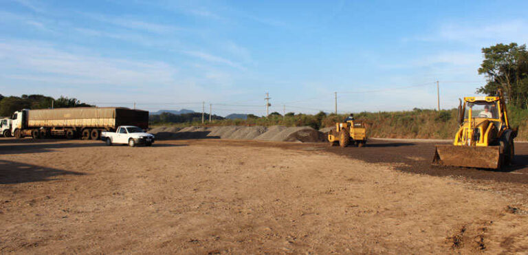 Prefeitura executa melhorias no estacionamento municipal de caminhões