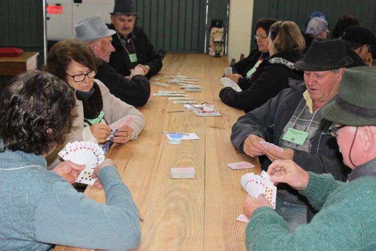 Torneio integra idosos em dia de canastra