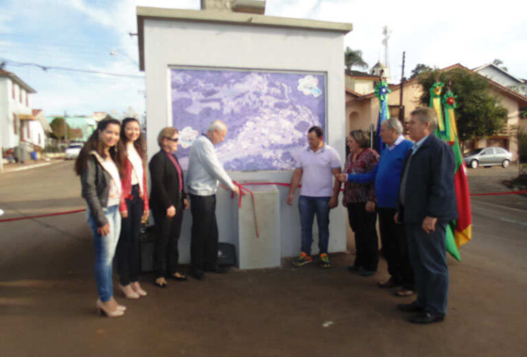 Pouso Novo inaugura obra de asfalto