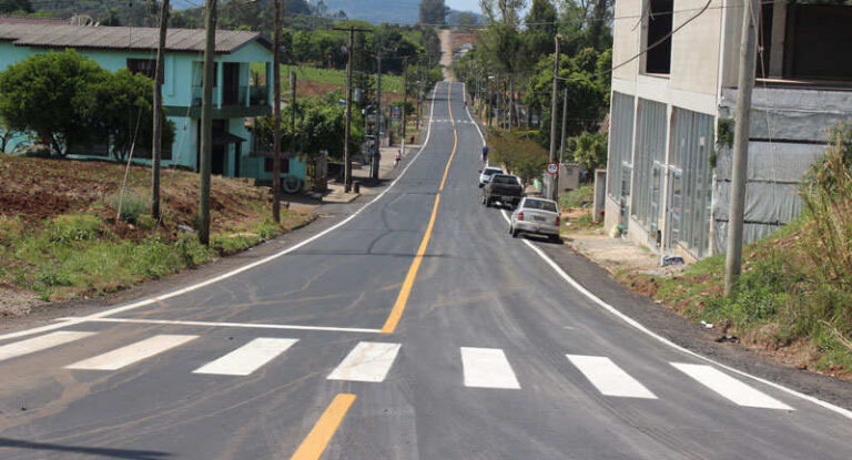 Executada pintura de sinalização no asfalto da rua Dona Rita