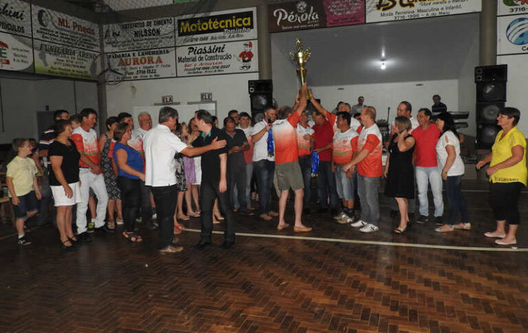 Passo recebe troféu de campeão