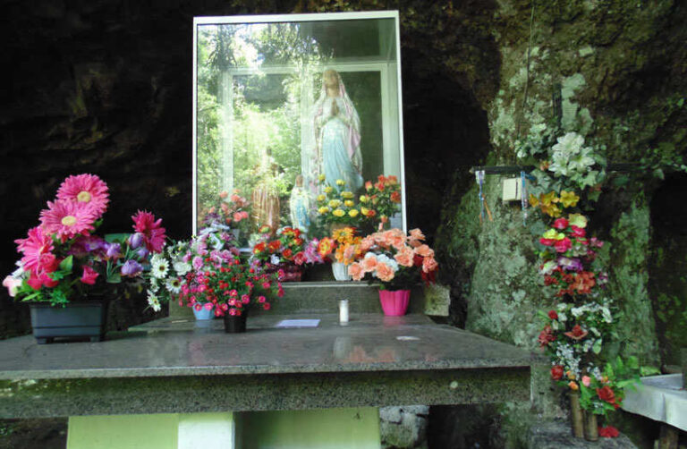 Gruta de Lourdes realiza festa