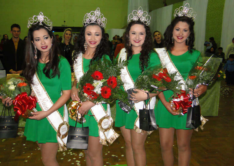 Pouso Novo comemora aniversário com baile