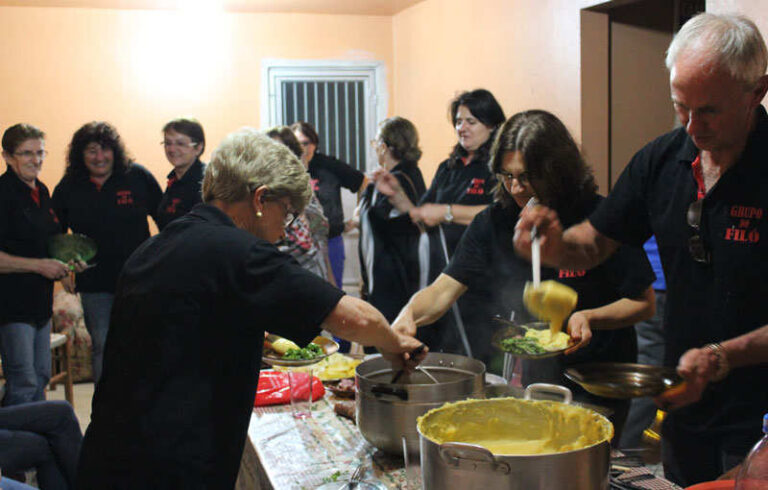 Mesa farta e muita animação são marcas registradas do Filó