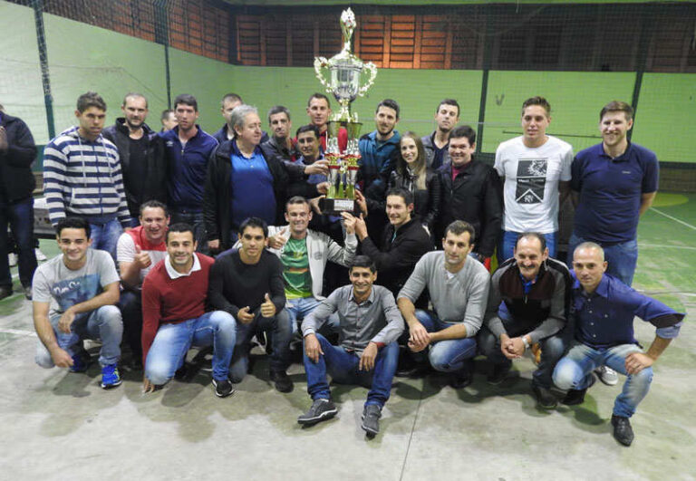 Capitão recebe troféu de campeão