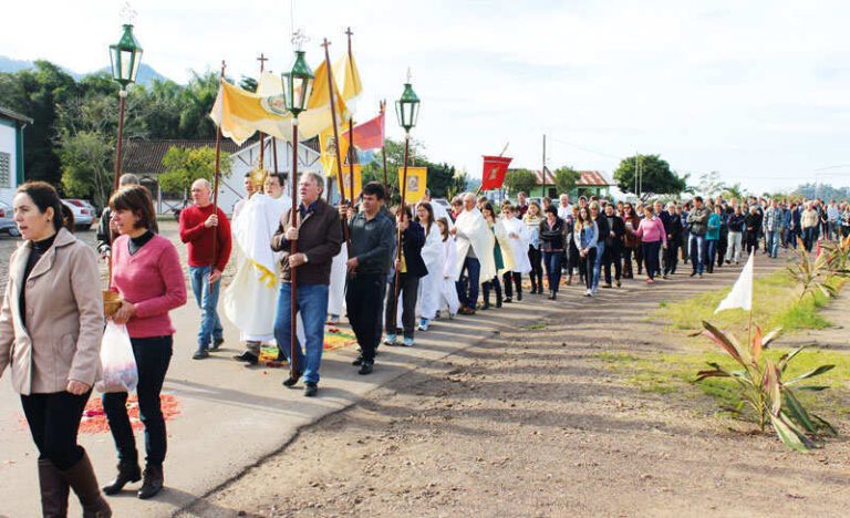 Fiéis celebram a festa de Corpus Christi