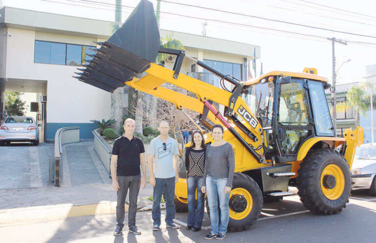 Município recebe nova retroescavadeira