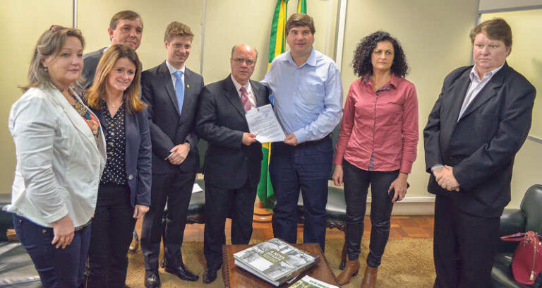 Comitiva de Arroio do Meio é recebida pelo secretário Cezar Schirmer