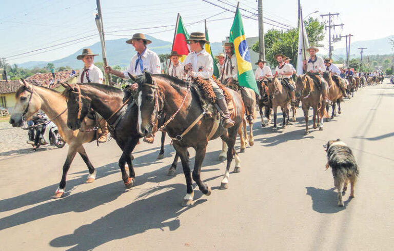 Semana Farroupilha culmina com desfile de cavalarianos