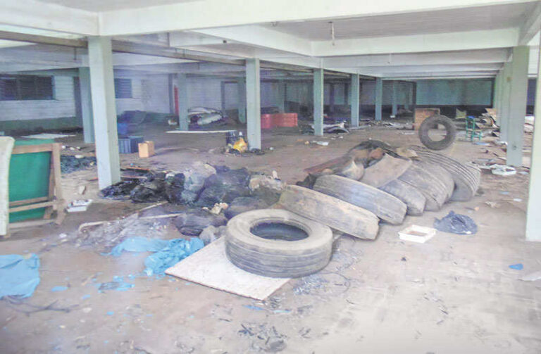 Morte expõe deterioração de prédios da falida Incomex